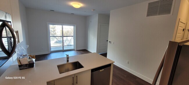 Photo du bâtiment - 1000 Lackner Pl