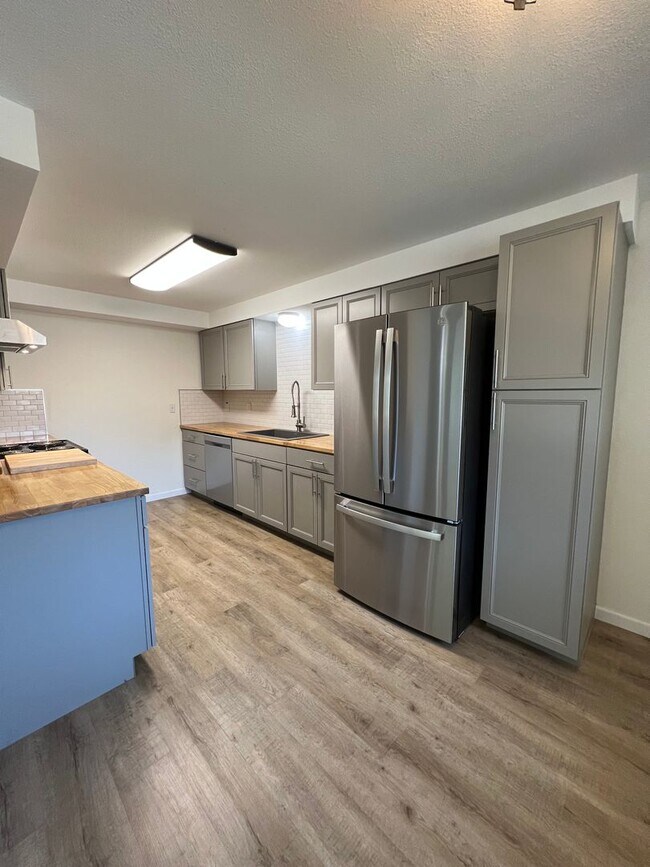 Building Photo - Fully Remodeled Single Level Home in the H...
