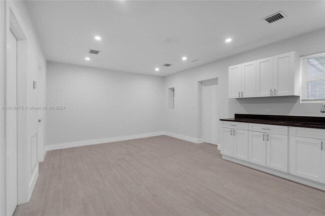 Building Photo - 12322 NE 6th Ave