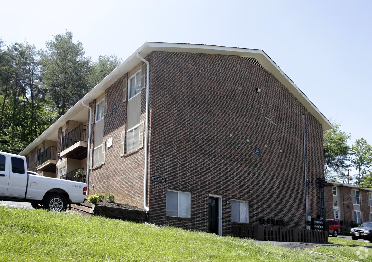 Building Photo - 909 Teaberry Ln