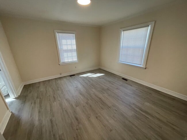 Building Photo - 2 Bedroom House - Available late August