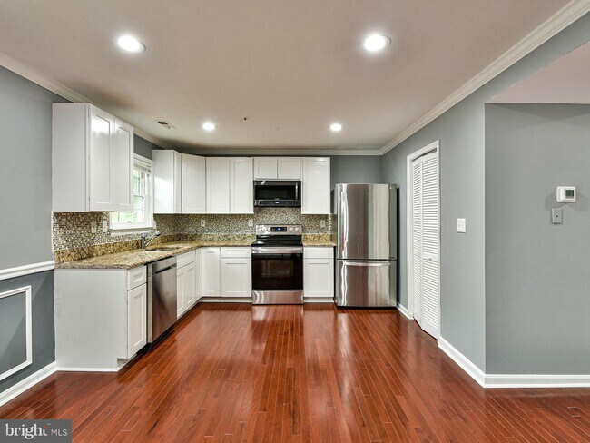 Building Photo - 527 Red Coat Pl