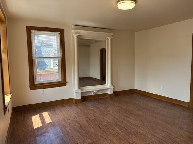 Building Photo - 301 E Market St