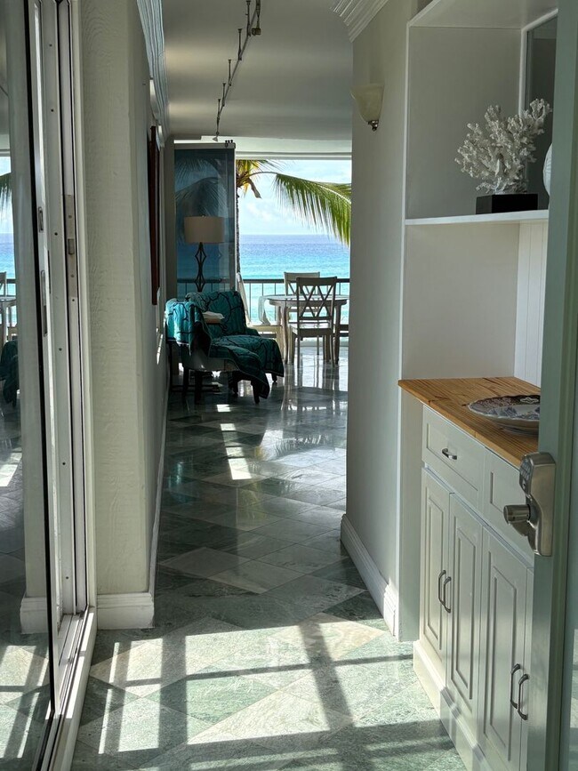 Foto del edificio - Tropic Seas #708- Elegant Gold Coast living only steps to the ocean!