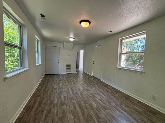 Building Photo - Recently Remodeled 4 Bedroom 1 Bathroom Av...