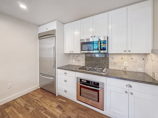 Foto del edificio - Stunning 2B+Den/2BA Condo in Downtown San ...