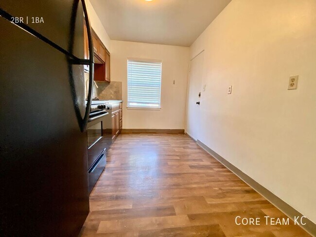 Building Photo - Spacious 2 Bedroom For Rent