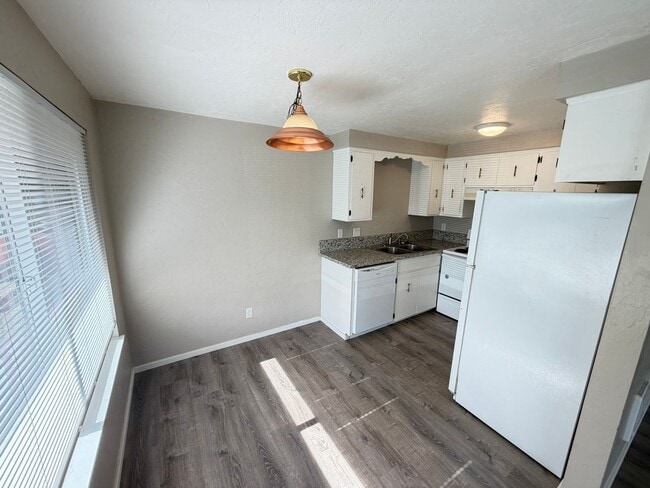 Building Photo - Pet Friendly 2 Bedroom in Lebanon!
