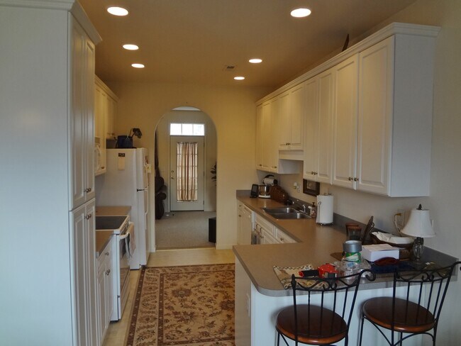 Foto del edificio - Handsome End Unit Townhouse in Taylor Springs