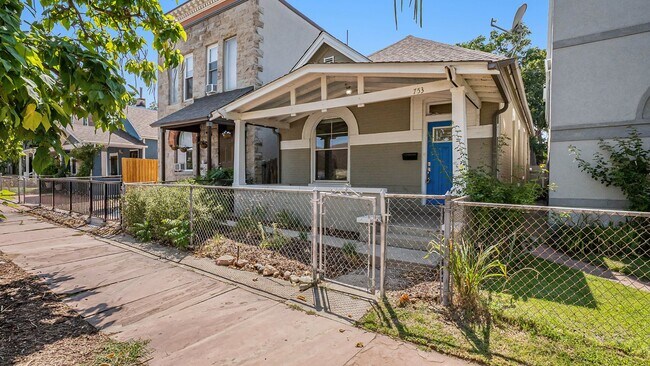Foto del edificio - Unique 2 Bed, 1 Bath Home in the Lincoln P...