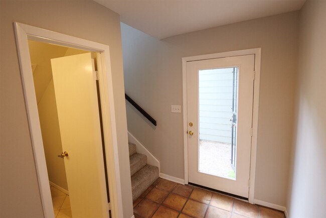 Foto del edificio - 9526 Val Verde St