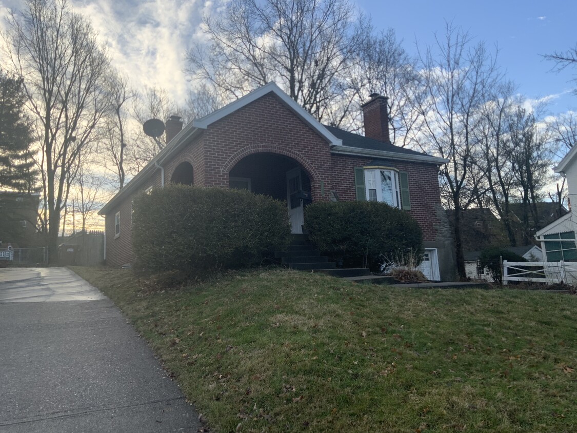 Front - 1333 Amsterdam Rd