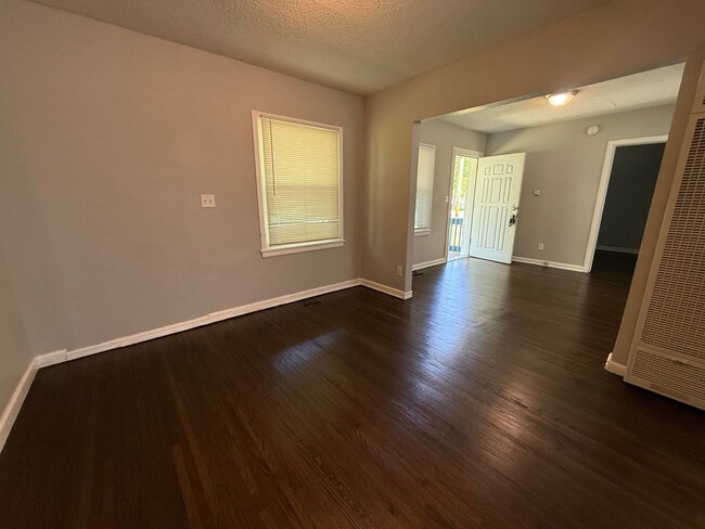 Building Photo - $775 - 2 bed 2 bath - Duplex