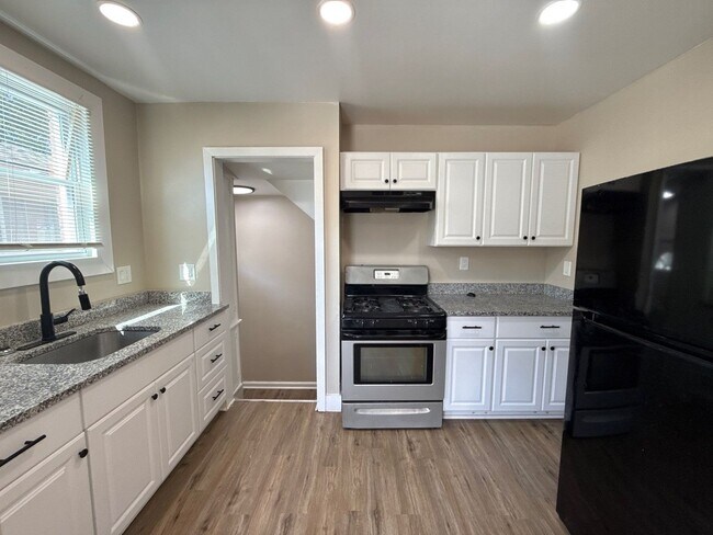 Building Photo - Freshly Renovated 3-Bedroom Home – Quality...