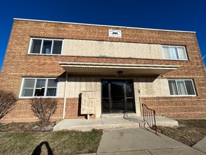 Building Photo - 5506 W Lincoln Ave