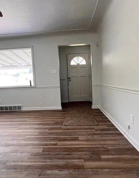 desde la sala de estar hasta la puerta principal - 1340 Aberdeen Ave