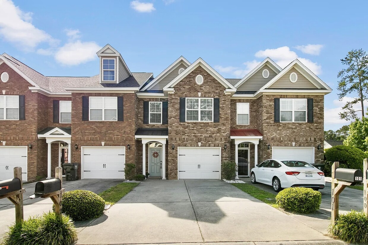 Primary Photo - 102 Lamplighter Ln