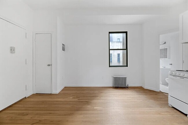 Foto del edificio - 239 W 63rd St