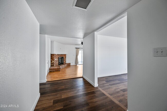 Foto del edificio - 530 W Fairmont Dr