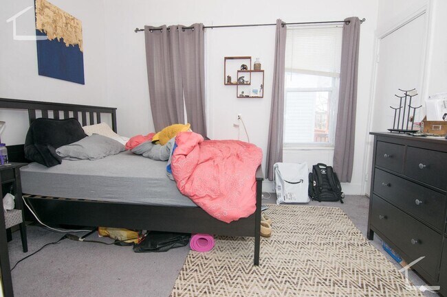 Building Photo - Large 3 bedroom apartment available 9/1!
