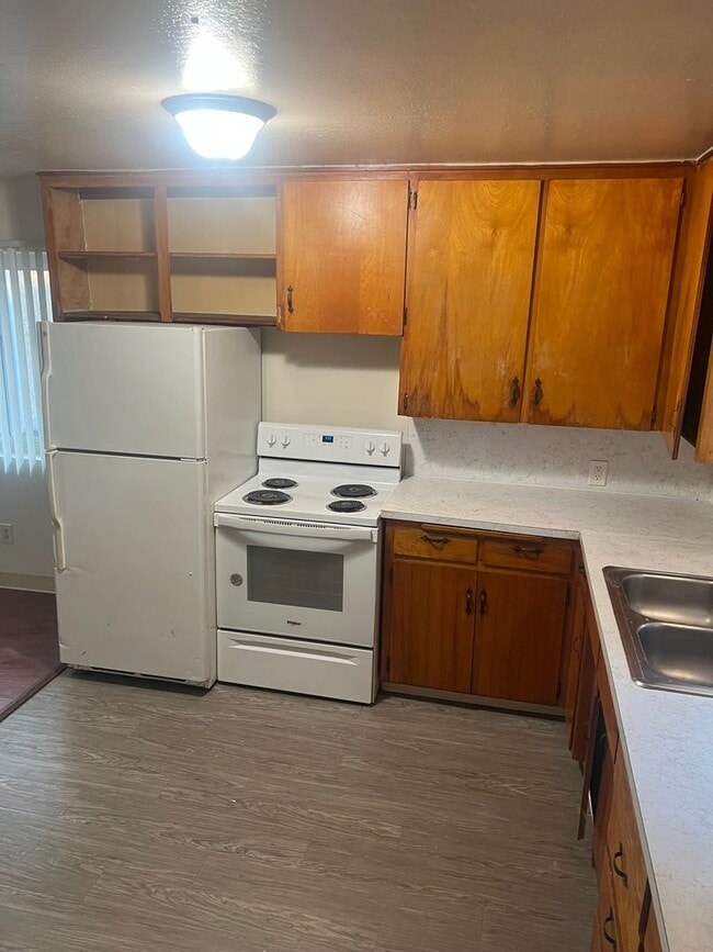 Building Photo - LARGE 1 BED 1 BATH UNIT WITH PRIVATE PATIO