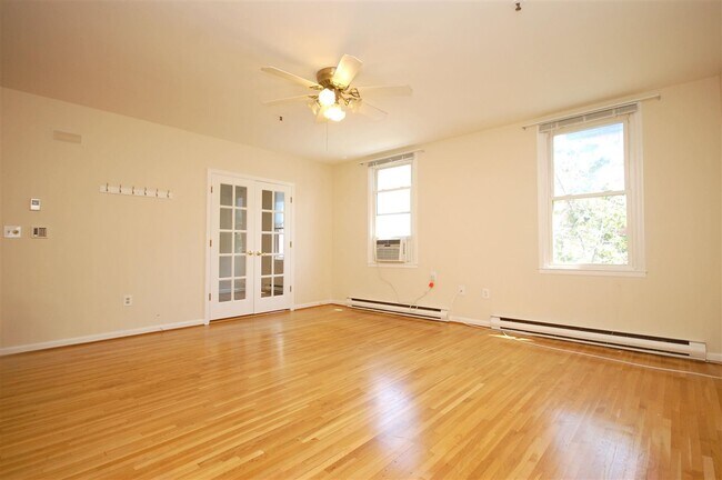 Building Photo - 118 Willow Ave
