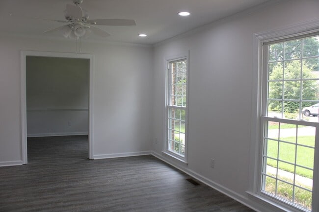 Building Photo - 1204 Queen Anne Rd NW