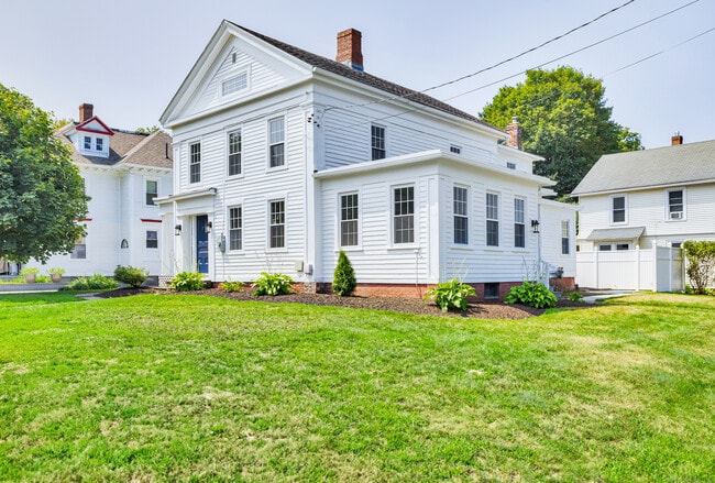 Building Photo - 1070 Enfield St