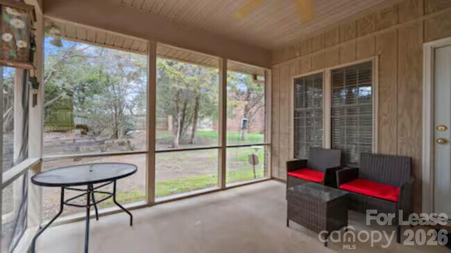Foto del edificio - 2804 Wingfield Pl