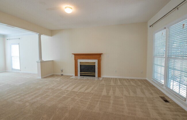 Building Photo - 4 BEDROOM WITH FENCED IN YARD LOCATED IN R...