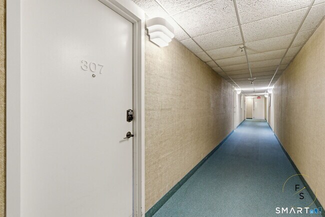 Foto del edificio - 140 Captain Thomas Blvd