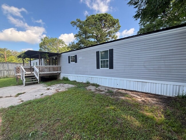 Building Photo - 4 BEDROOM HOME WITH NEW FLOORING