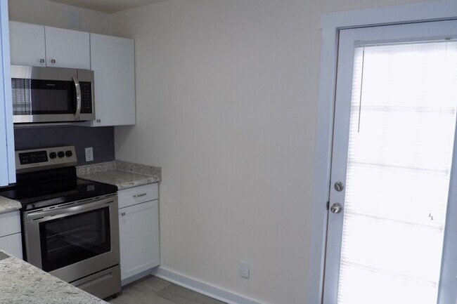 Foto del edificio - Lovely Two Bedroom Bungalow in Belmont!