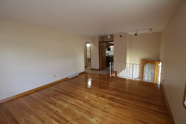Foto del edificio - Three bedroom home in Charleswood Village