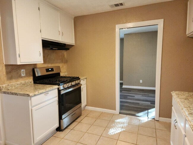 Building Photo - Newly remodeled 2 bed, 1 bath move in ready!