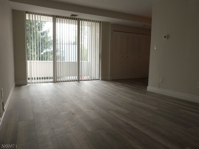 Foto del edificio - 460 River Rd