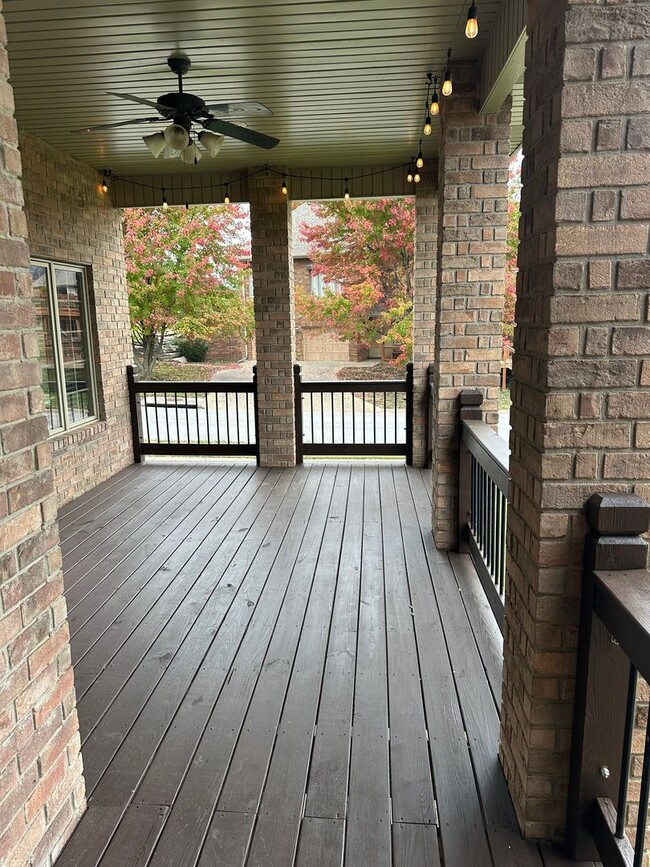 Building Photo - LEASE TODAY!!