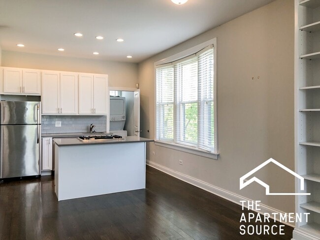 Foto del edificio - 3856 N Southport Ave