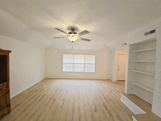 Building Photo - 5815 Oaklynn Dr