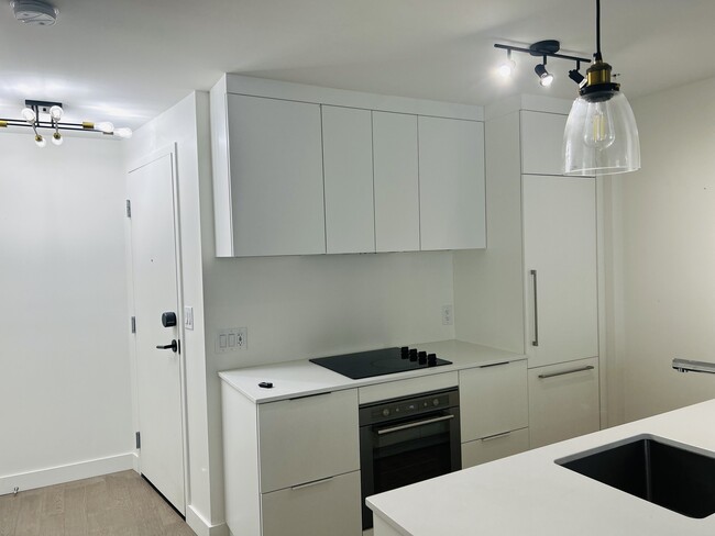Building Photo - 1550 Rue Des Bassins