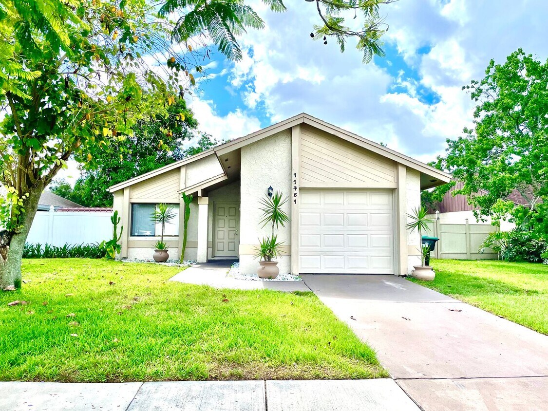 Foto principal - Mid-Century Charmer ONLY $1995/ Month - 2B...