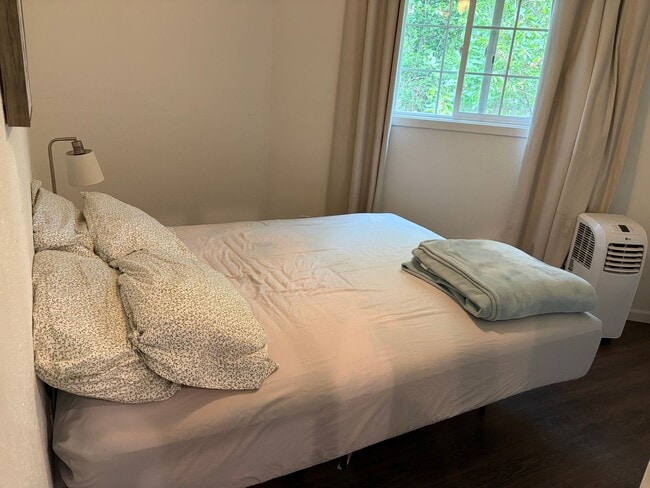 Foto del edificio - Charming "Tiny Home" Living – 1BR + Loft Carriage House