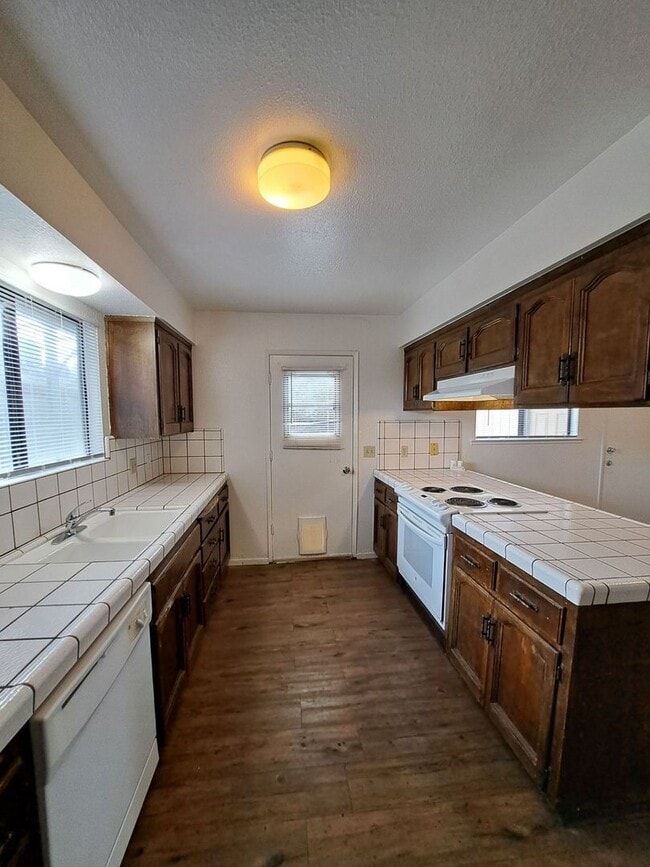 Foto del edificio - 4090-4094 N. Feland Ave.