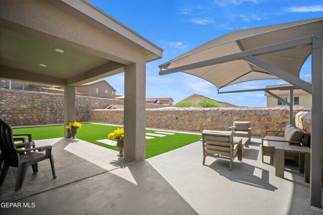 Foto del edificio - 12776 Hidden Edge Dr