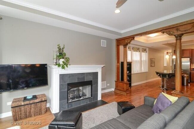 Foto del edificio - 2-Bed, 2-Bath Urban Retreat with Fireplace & Hardwood Floors