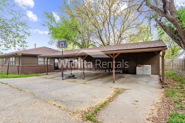Building Photo - Large 2 bedroom 2 bath duplex