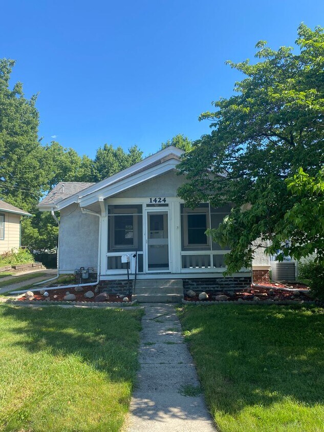 Foto principal - Updated 2 Bedroom 1.5 Bath Near Grandview ...