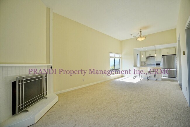 Building Photo - Bright and Updated Corner Unit Condo with ...