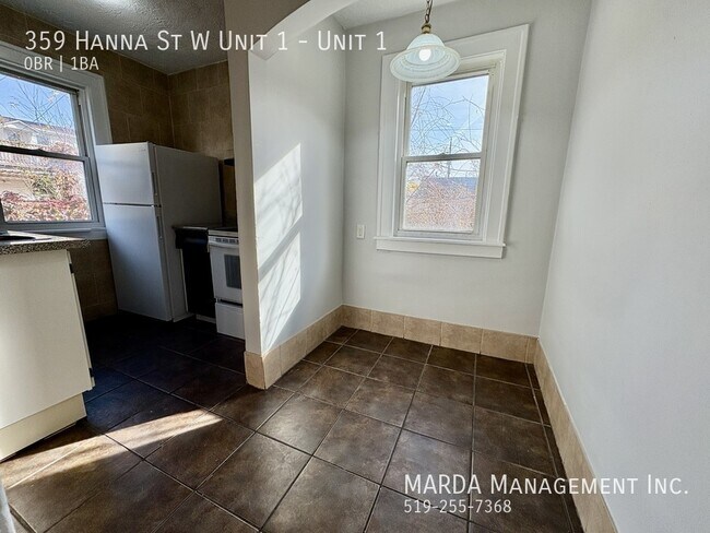 Photo du bâtiment - COZY BACHELOR NEAR DOWNTOWN WINDSOR + HYDRO & GAS