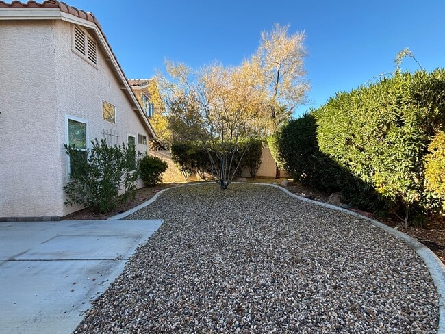 Building Photo - Single Story Summerlin Home with 3 Bedrooms! No Carpets. New Laminate Flooring. Cute backyard.